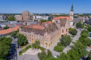 Kecskemét belvárosa és Városháza madártávlatból – ideális helyszín vidéki építkezéshez
