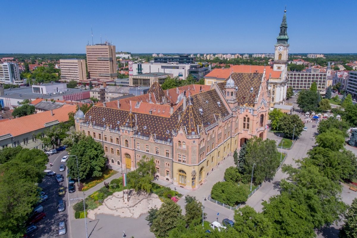Kecskemét belvárosa és Városháza madártávlatból – ideális helyszín vidéki építkezéshez
