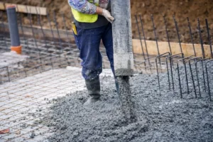 Családi ház alapozásának betonozása vasalt alaptesttel az építkezés első szakaszában