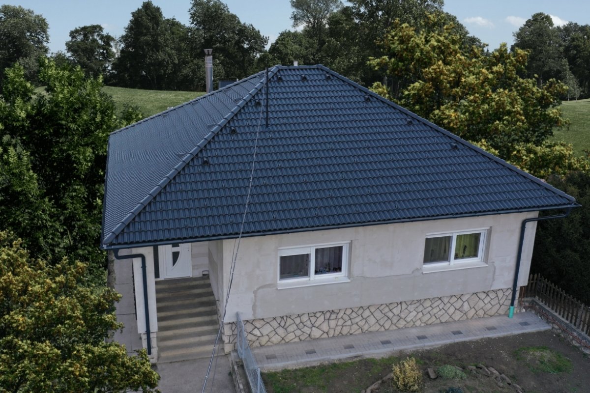 Cserépfedésű sátortető egy családi házon, felülnézetből.