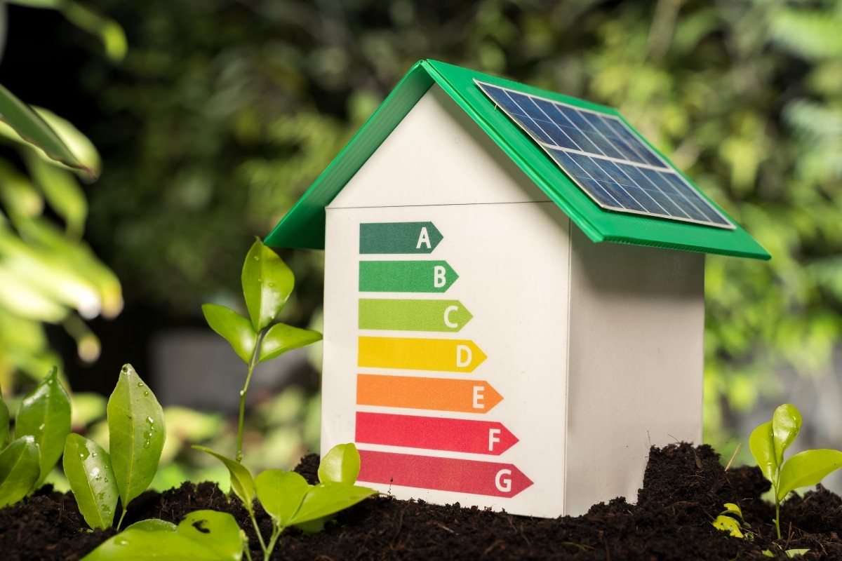 Energetikai besorolást jelző családi ház makett napelemmel