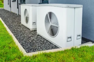 Hőszivattyús fűtési rendszer modern családi ház energiahatékony működéséhez