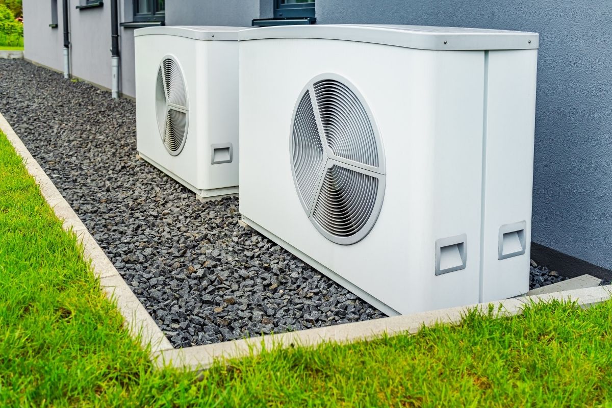 Hőszivattyús fűtési rendszer modern családi ház energiahatékony működéséhez